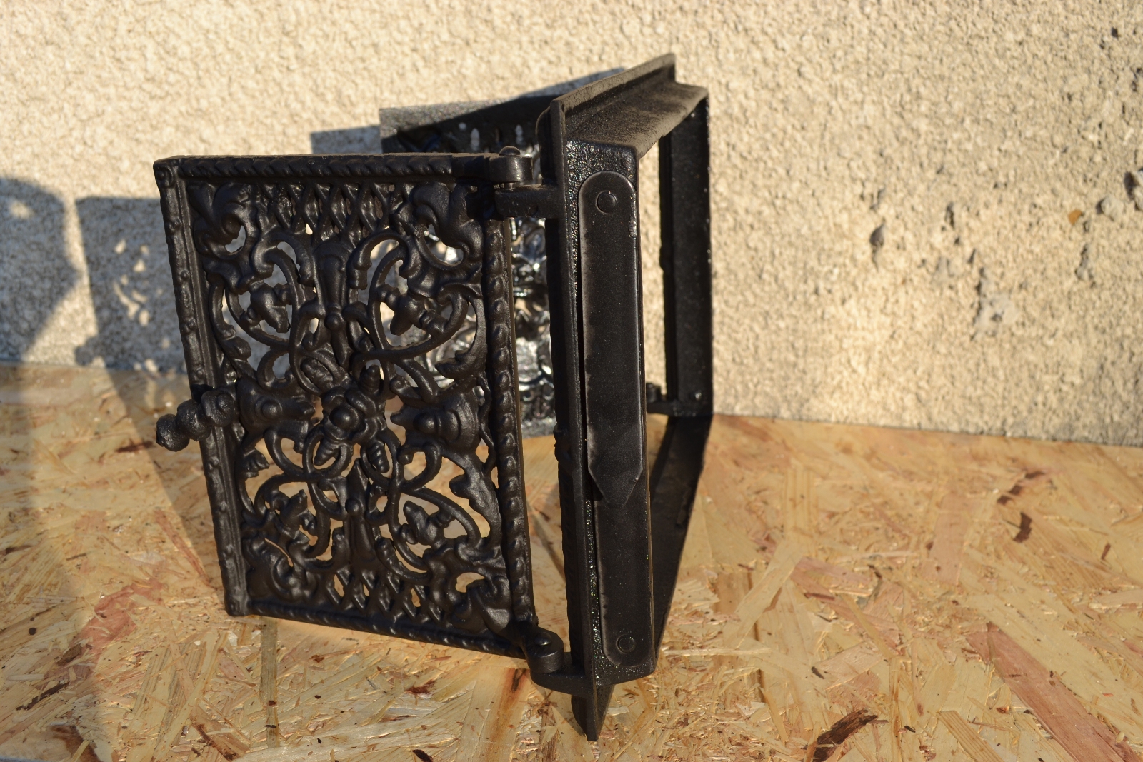 Grille De Ventilation En Fonte Pour Poêle à Bois - Main De Pologne - Noir 25,5x32 Cm